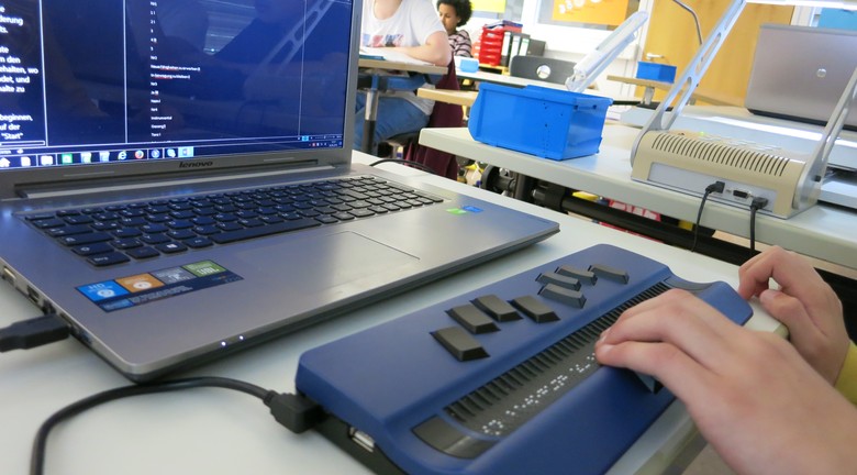 Arbeit mit Laptop und Braillezeile