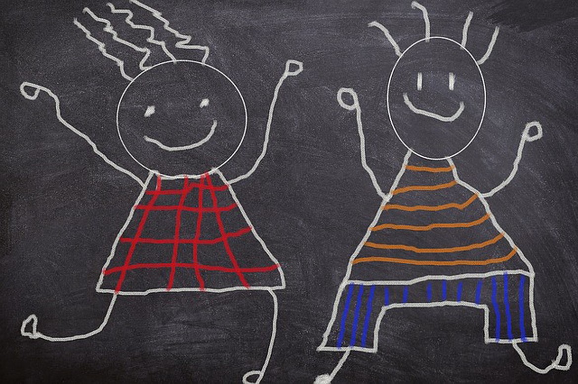 2 Strichmännchen-Kinder freuen sich